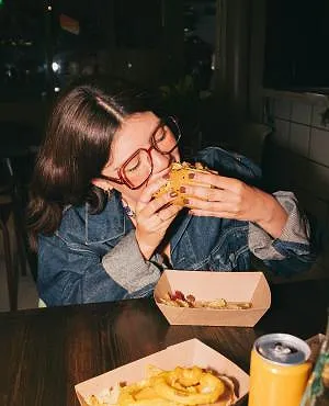 Avec toutes les calories brûlées en dansant, les festivaliers sont connus pour leur appétit vorace.
