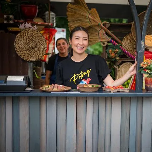 La cheffe Pam Pichaya Soontornyanakij a reçu le prix du plat le plus gastronomique pour son curry vert.