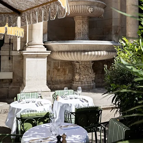 La terrasse de la Fontaine Gaillon, un lieu idéal pour une terrasse en amoureux.