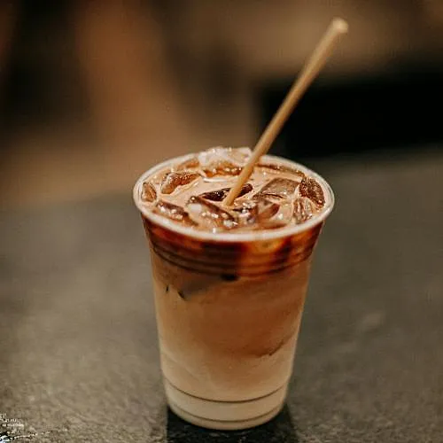 Le duel des titans du café se joue désormais sans contact.
