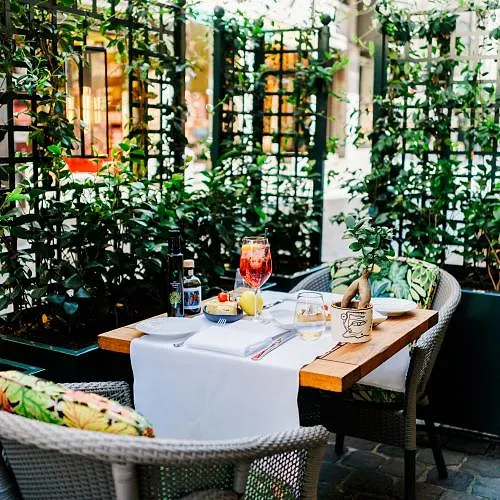 Des feuillages denses, des détails raffinés, bienvenue à Al Fresco, terrasse nichée au cœur du centre de Bruxelles.