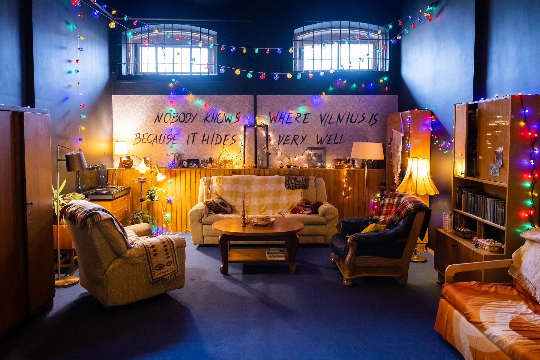 Il est possible de passer la nuit dans la prison où se déroule la série Stranger Things - Par Sigrid Descamps. Photos Go Vilnius, Netflix