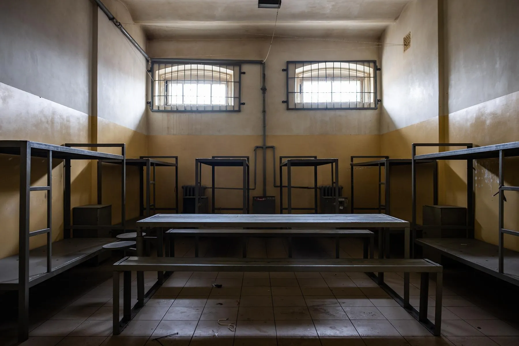 Il est possible de passer la nuit dans la prison où se déroule la série Stranger Things - Par Sigrid Descamps. Photos Go Vilnius, Netflix