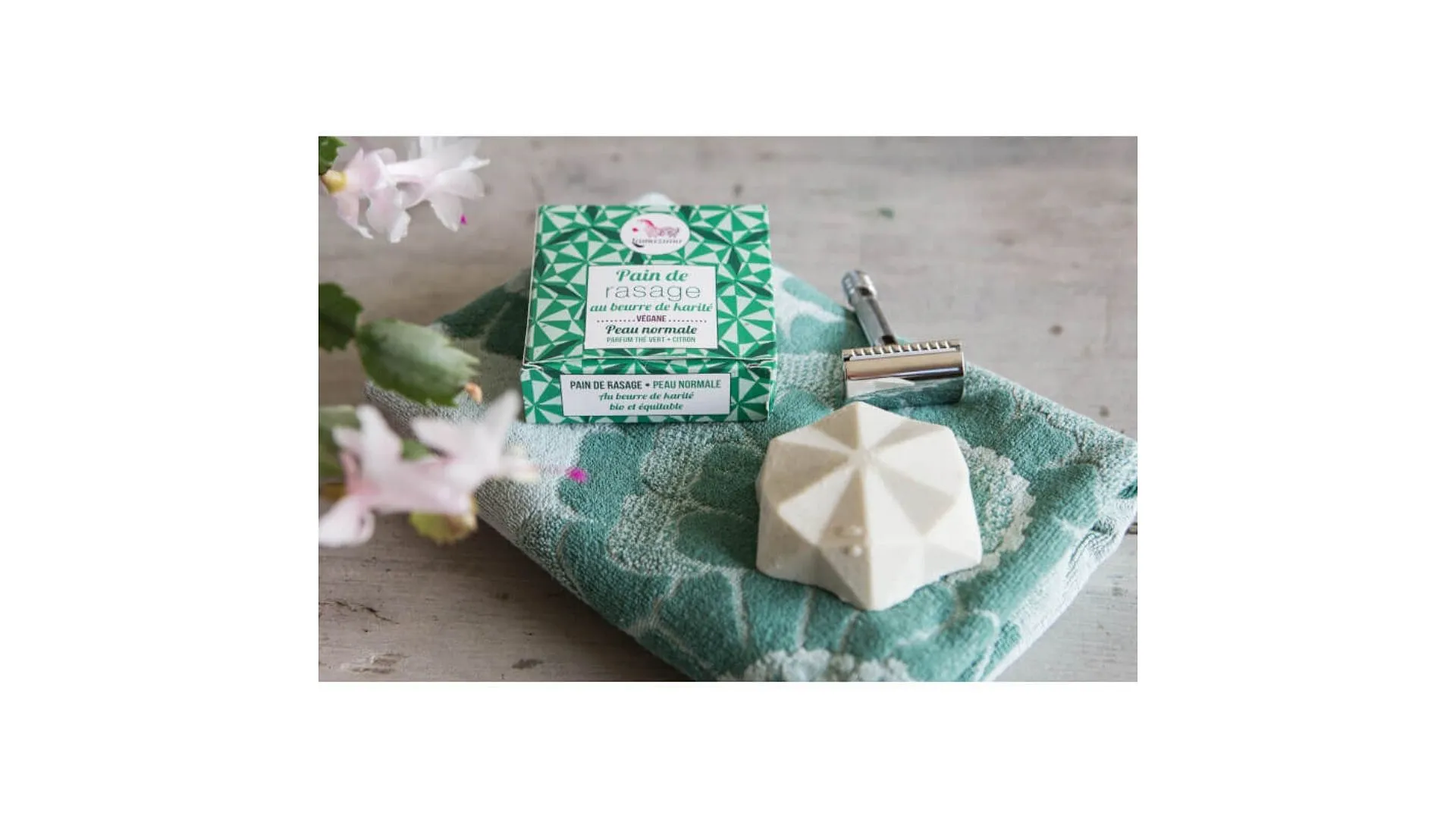 Quatre objets à adopter pour une salle de bain zero waste - Mathilde Trocellier. Photos : D.r. ; Sandi Benedicta / Unsplash.