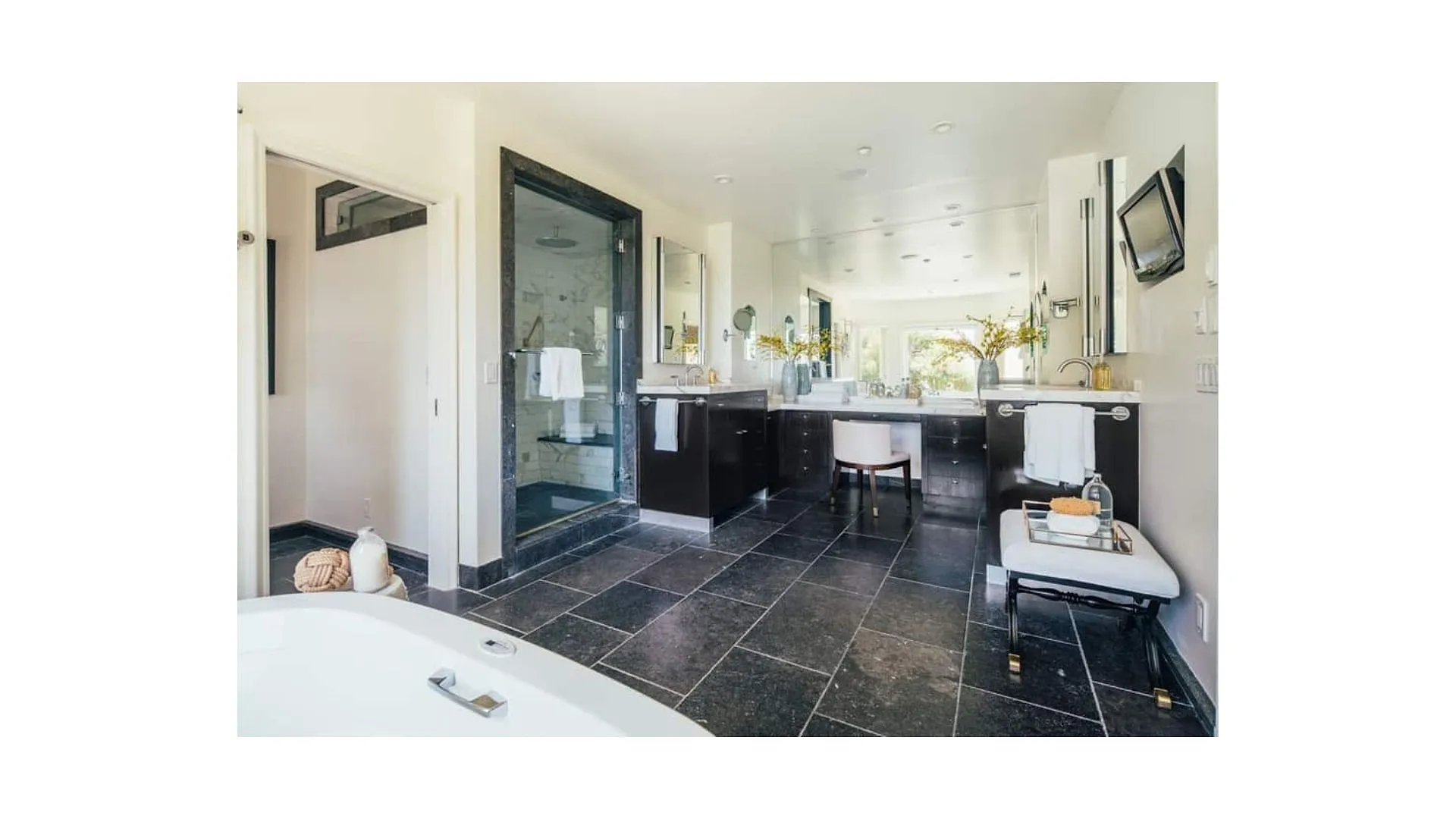 Le prince Harry et Meghan Markle, les nouveaux voisins de Tom Hanks et Ben Affleck ? - Mathilde Trocellier. Photos : Top Ten Real Estate Deals / Shadow Mountain Estate