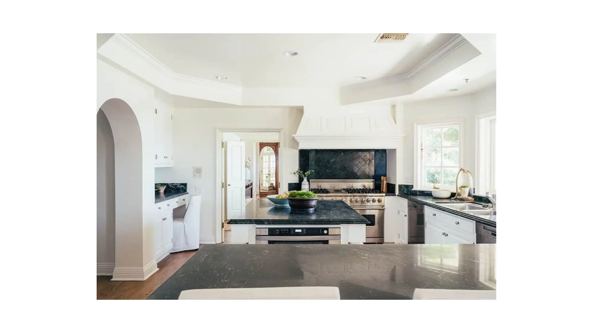 Le prince Harry et Meghan Markle, les nouveaux voisins de Tom Hanks et Ben Affleck ? - Mathilde Trocellier. Photos : Top Ten Real Estate Deals / Shadow Mountain Estate