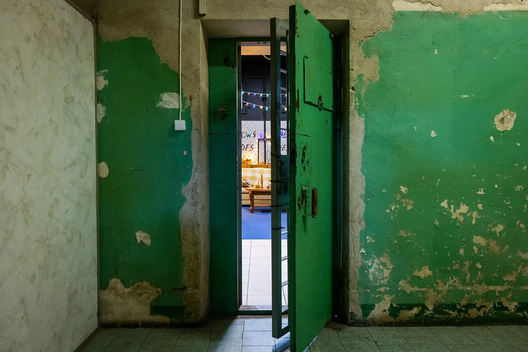 Il est possible de passer la nuit dans la prison où se déroule la série Stranger Things - Par Sigrid Descamps. Photos Go Vilnius, Netflix