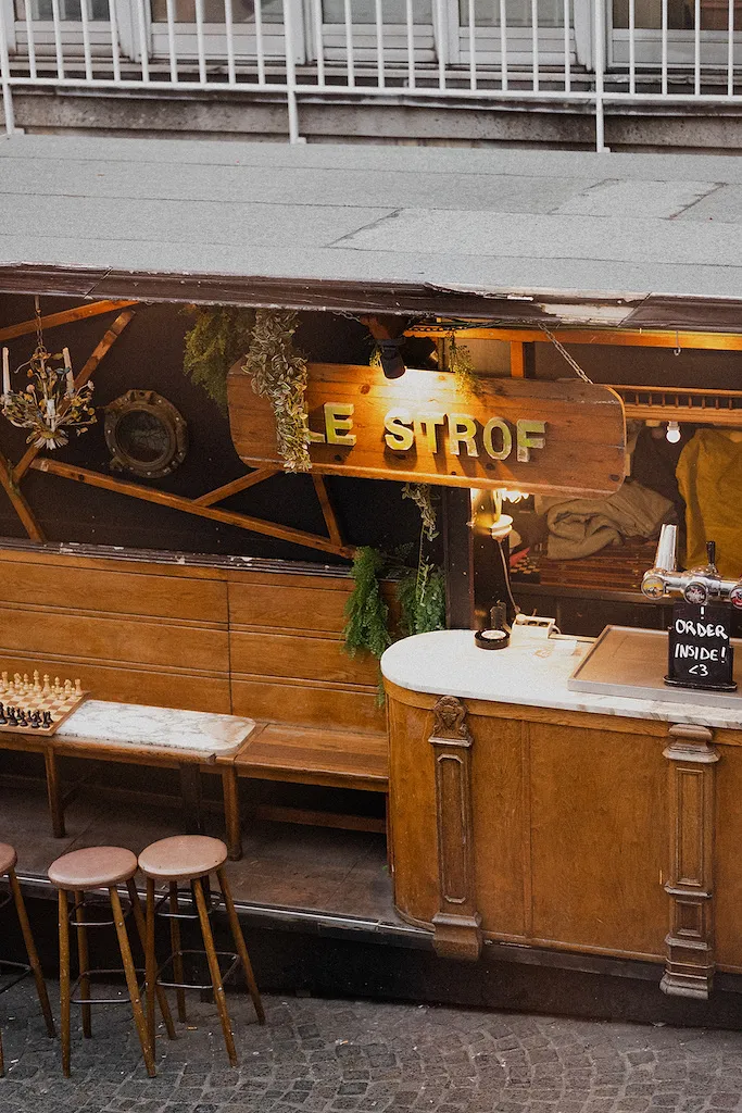 Un nouveau bar bruxellois propose des cocktails gélifiés à gober - Par Anissa Hezzaz. Photos : Strof.