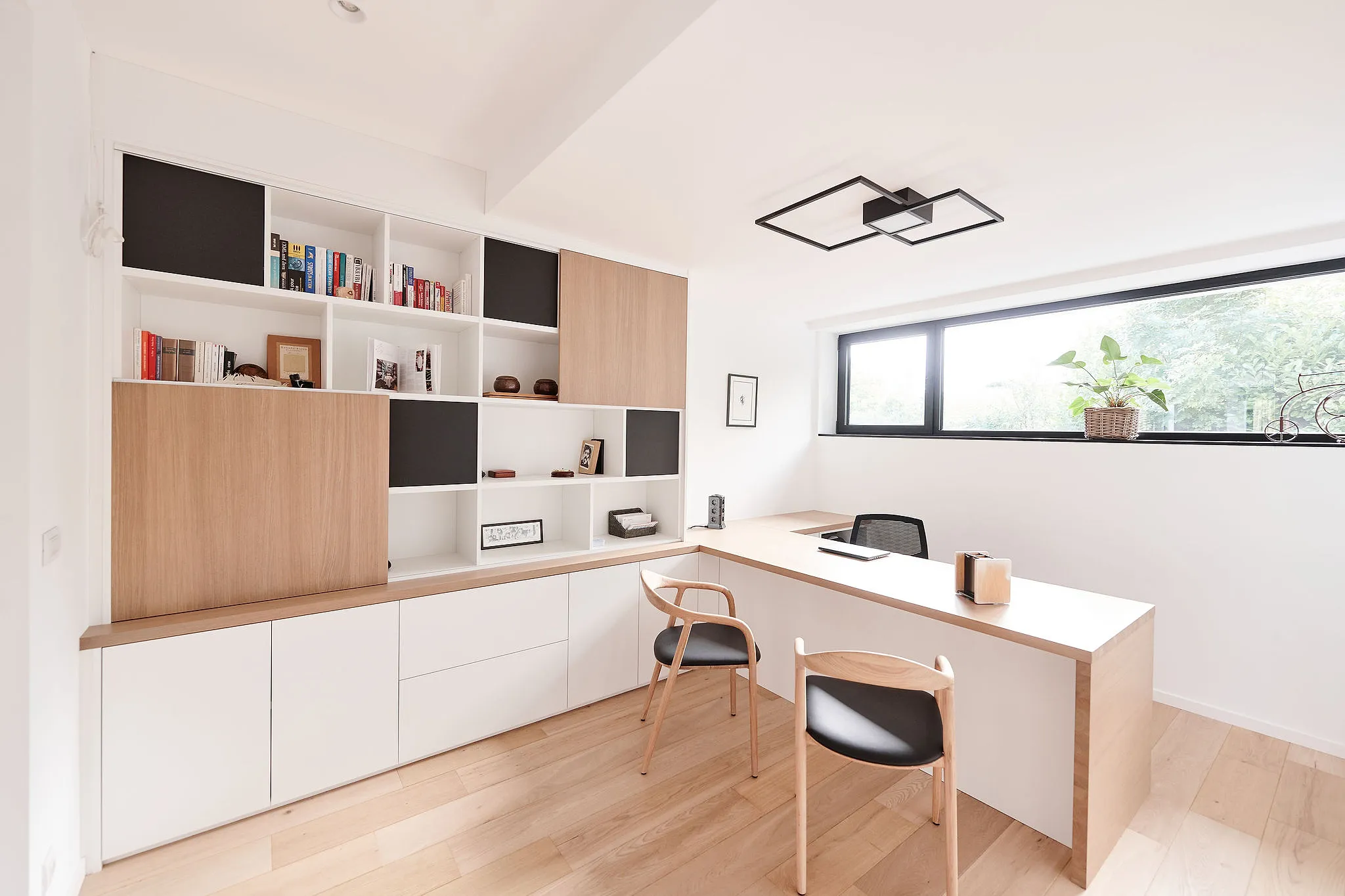 Comment garder son bureau bien rangé en trois étapes clés ? - Par Anissa Hezzaz. Photos : Camber.