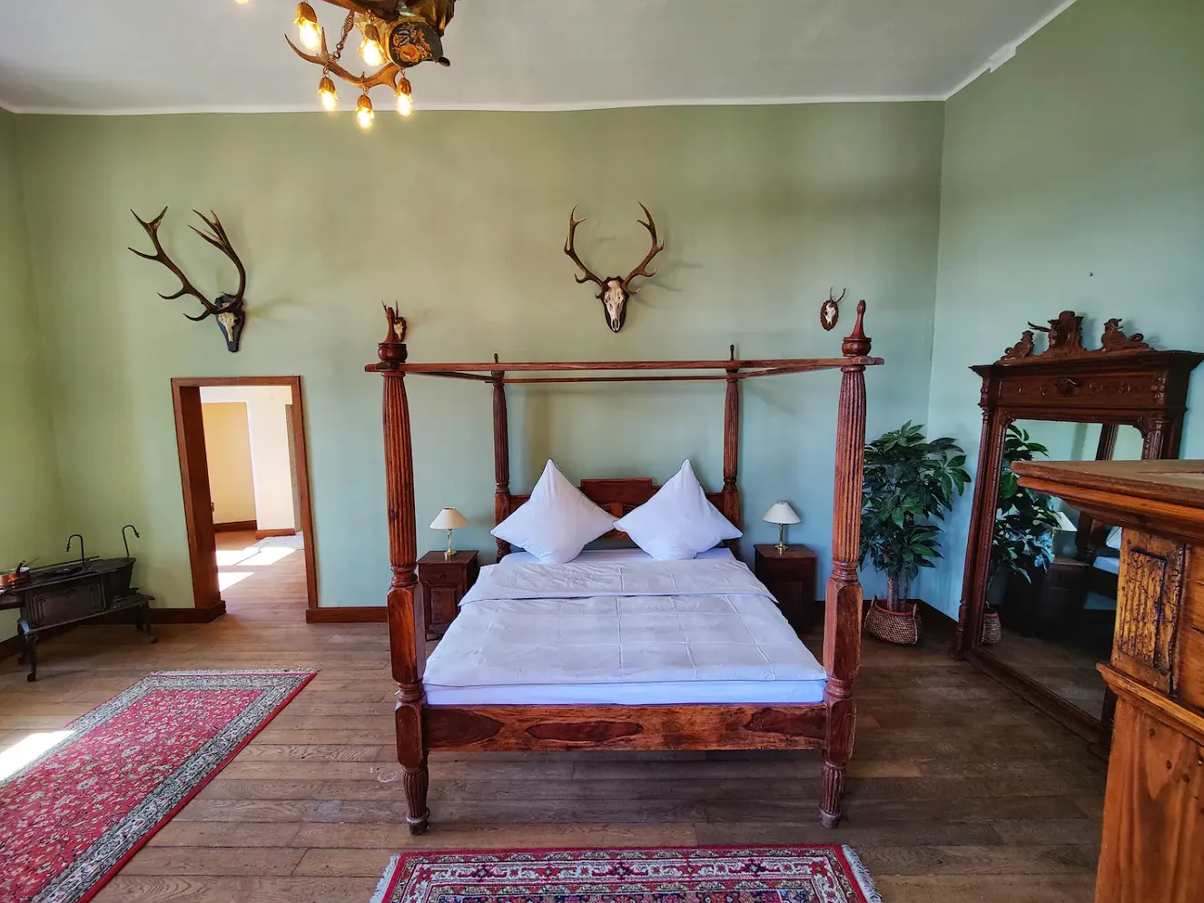 Airbnb : Six locations isolées à vous glacer le sang pour Halloween - Par Spooky Pumpkin. Photos Unsplash Et Airbnb. Photo By Artem Sapegin On Unsplash