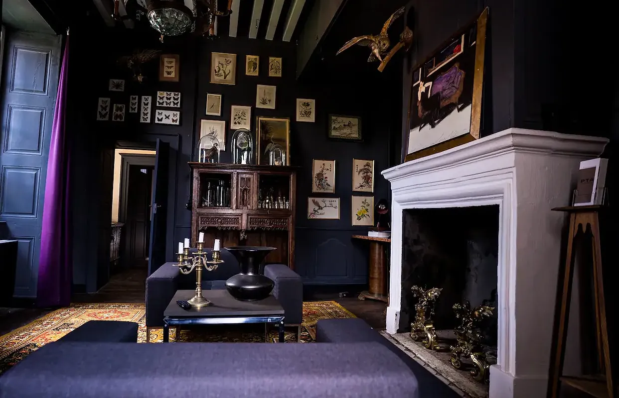 Airbnb : Six locations isolées à vous glacer le sang pour Halloween - Par Spooky Pumpkin. Photos Unsplash Et Airbnb. Photo By Artem Sapegin On Unsplash