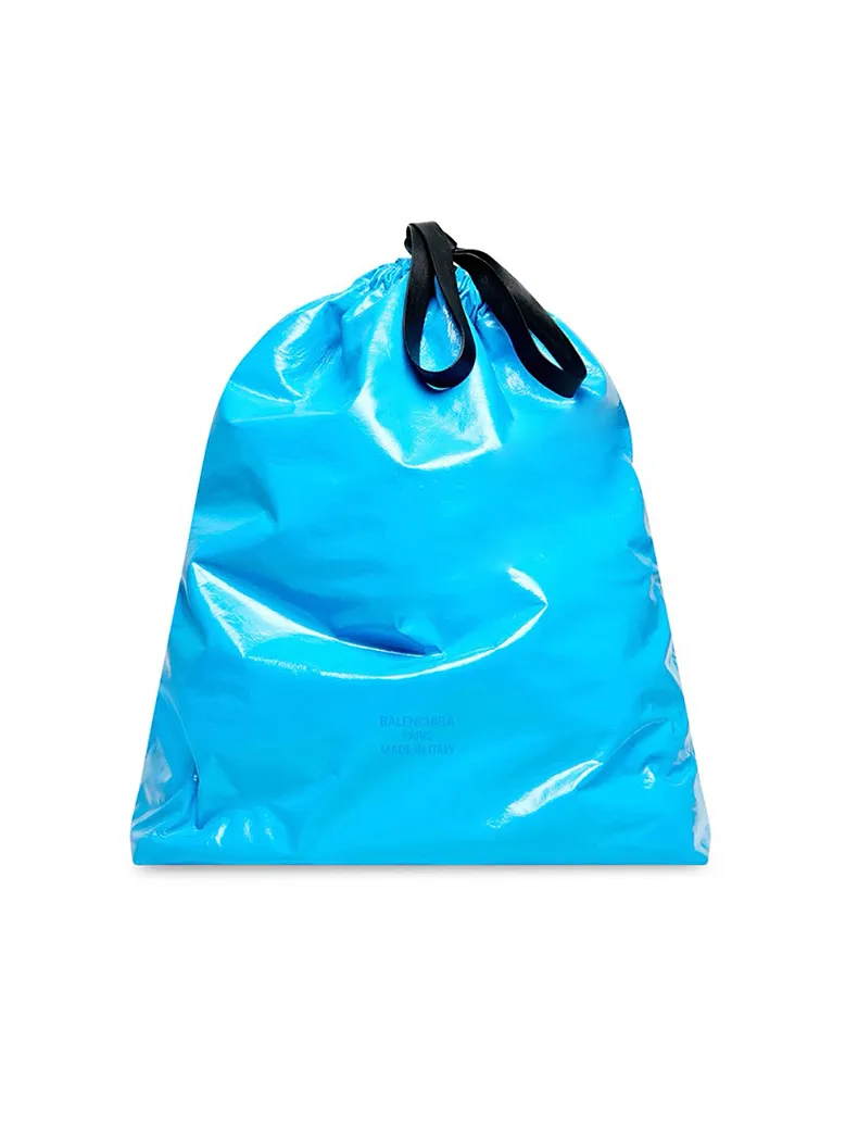 Le sac poubelle a main signe Balenciaga a 1750 euros pourrait il devenir le nouvel it bag SoSoir