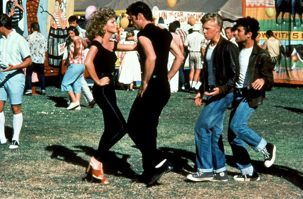 Les tenues iconiques de Olivia Newton John dans Grease SoSoir