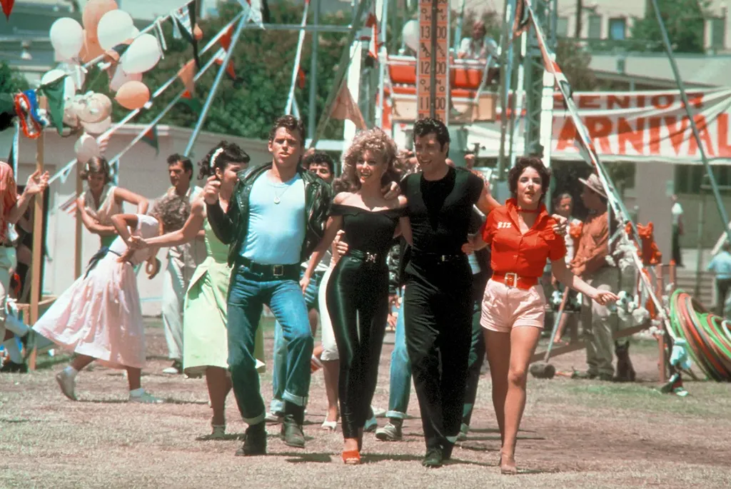 Les tenues iconiques de Olivia Newton-John dans Grease - Par Anissa Hezzaz. Photos : Youtube.