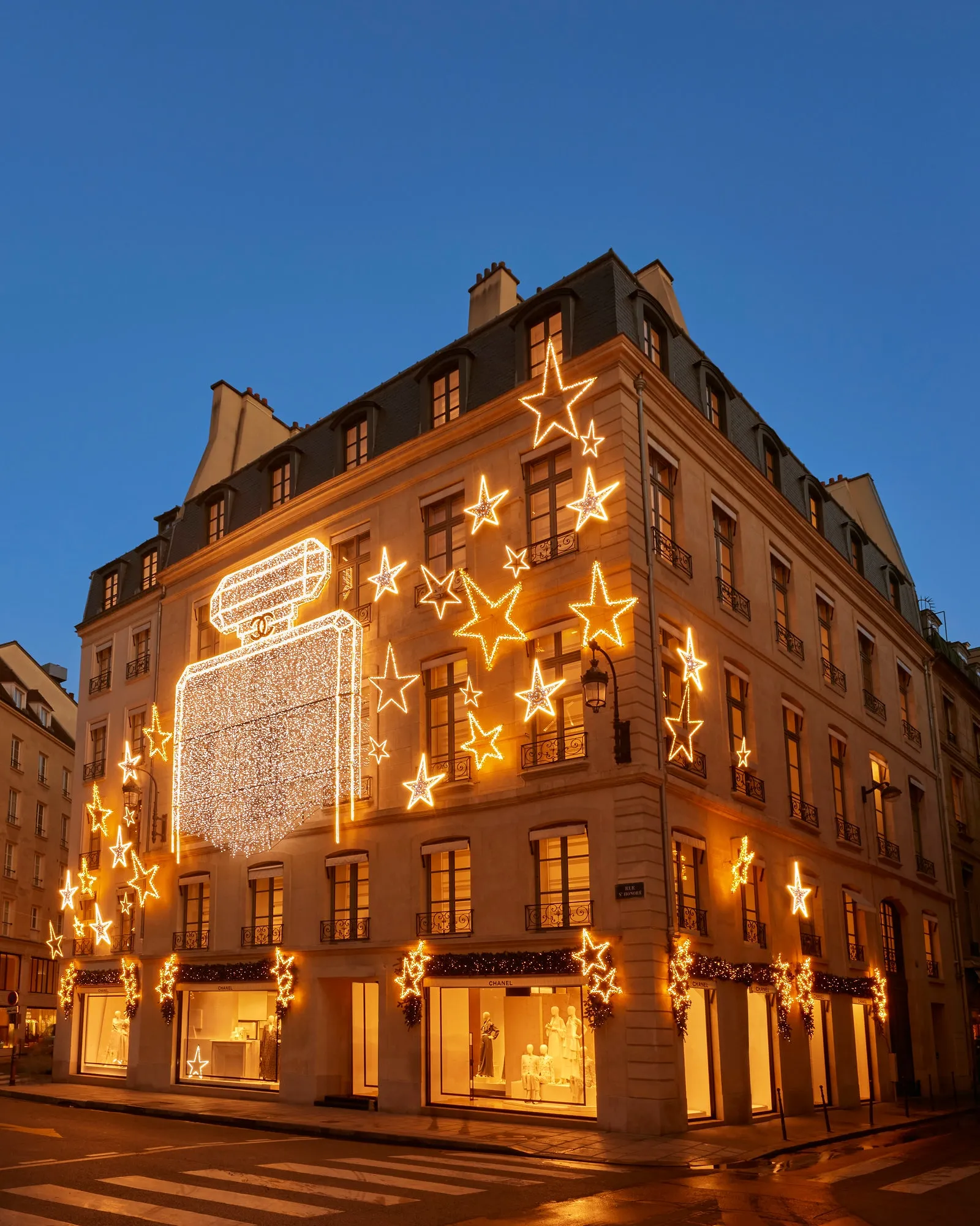 La façade de la boutique Chanel à Paris métamorphosée pour les fêtes - Par Anissa Hezzaz. Photos : D.r.