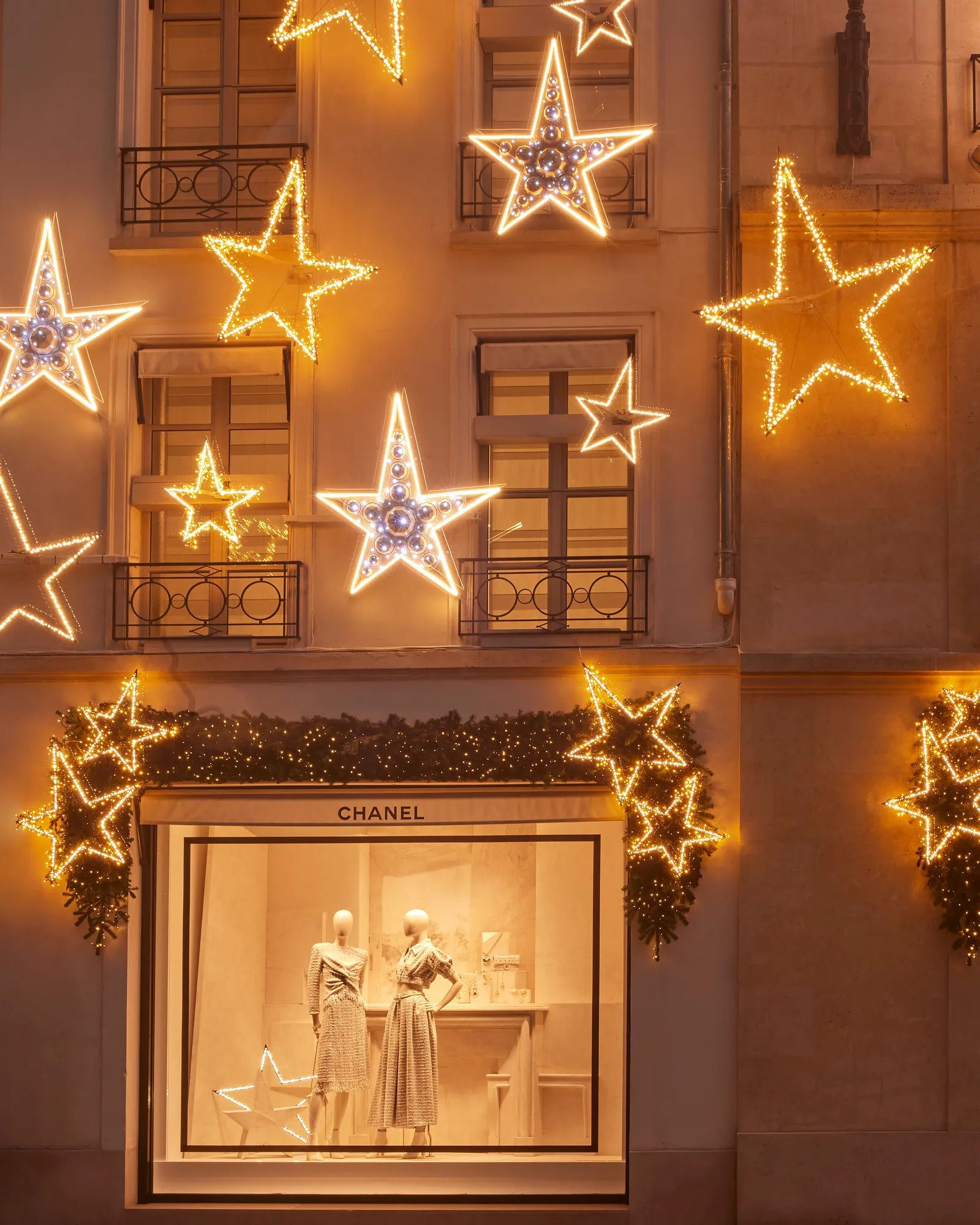 La façade de la boutique Chanel à Paris métamorphosée pour les fêtes - Par Anissa Hezzaz. Photos : D.r.