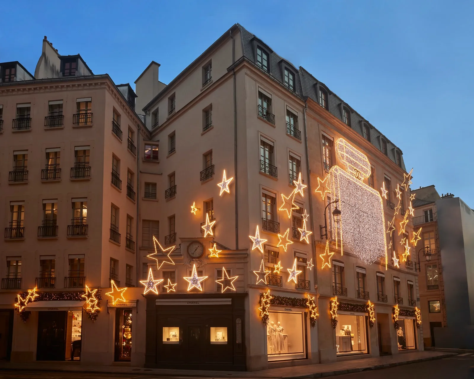 La façade de la boutique Chanel à Paris métamorphosée pour les fêtes - Par Anissa Hezzaz. Photos : D.r.