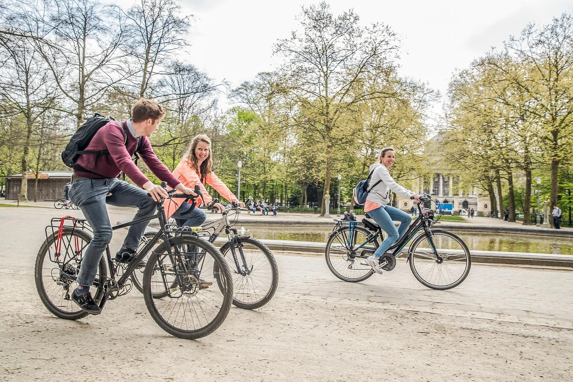 Sonnette, casque, chasuble,... : quels sont les accessoires obligatoires à vélo ? - Pr Sigrid Descamps. Photos Unsplash.