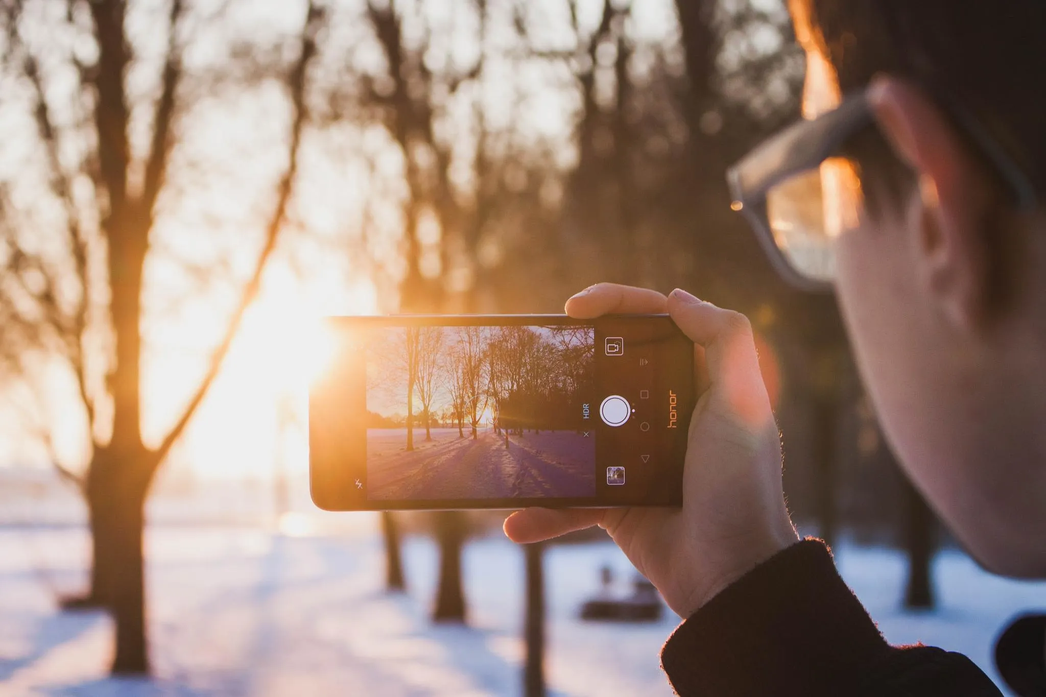 Quatre conseils pour éviter que son smartphone prenne froid - Par Sigrid Descamps. Photo Unsplash.