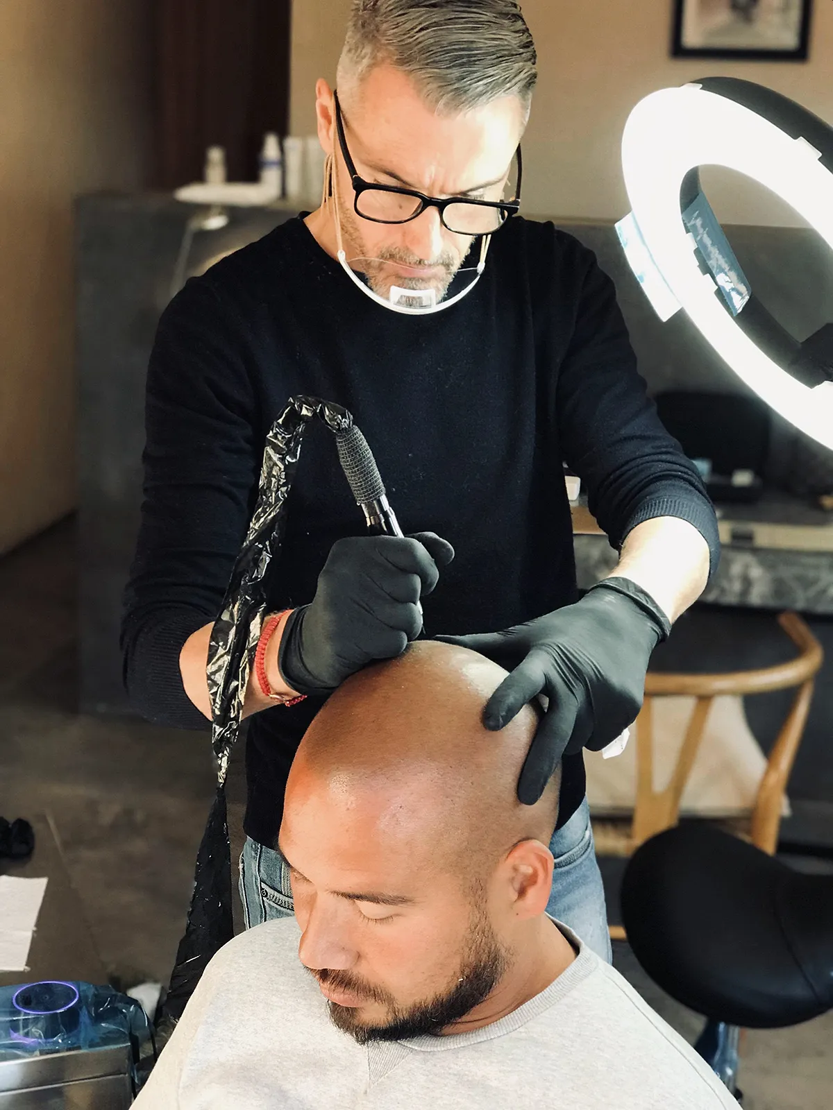 La micropigmentation capillaire, la technique qui rhabille les crânes dégarnis - Par Belen Ucros, Photos Eyelight