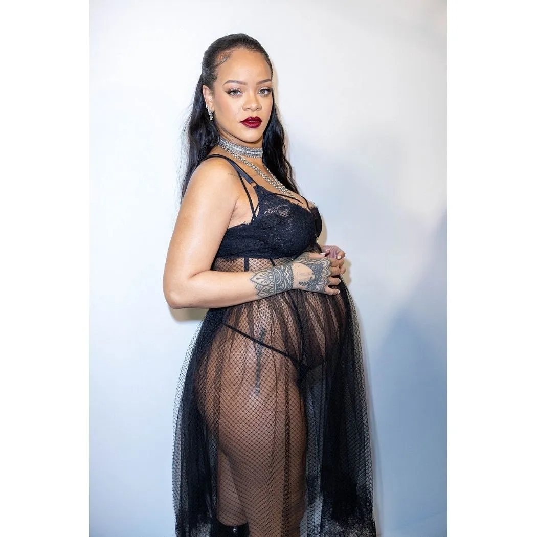 Rihanna enceinte ou l’icône qui a bouleversé la planète mode le ventre à l’air - Par Anissa Hezzaz. Photos : Instagram @Rihannaofficilal