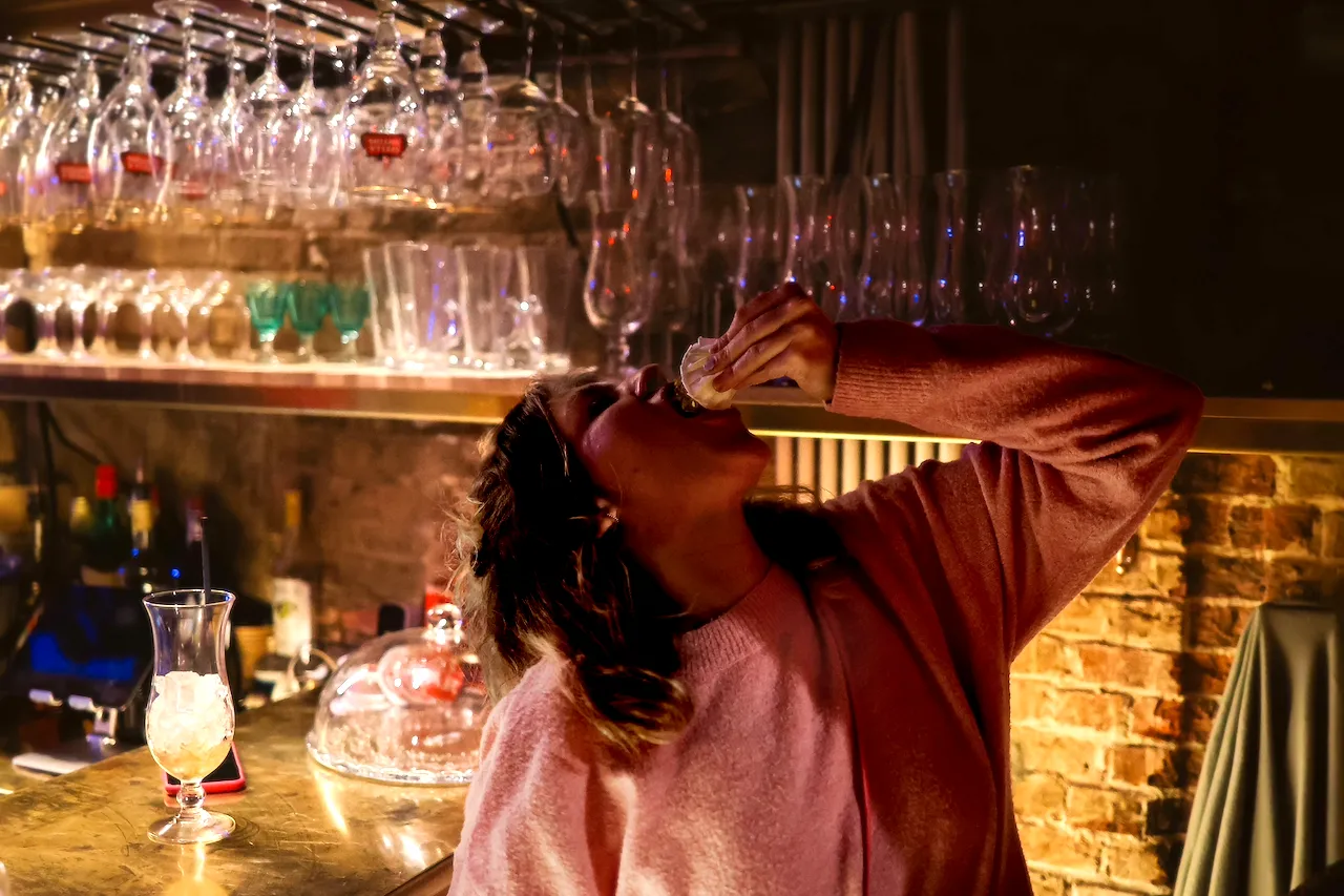Un nouveau bar bruxellois propose des cocktails gélifiés à gober - Par Anissa Hezzaz. Photos : Strof.