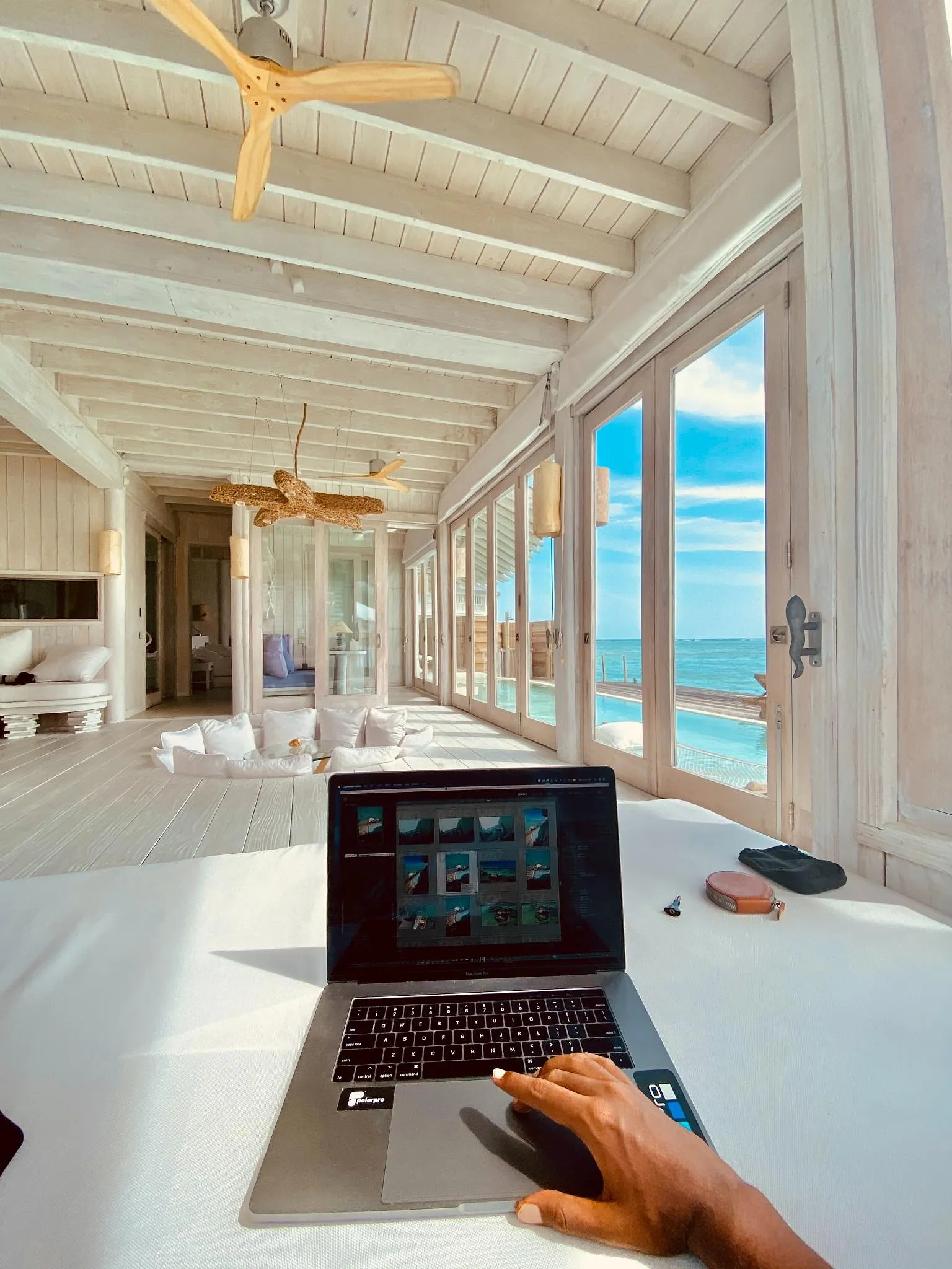 Peut-on télétravailler de son lieu de vacances ? - Par Sigrid Descamps. Photo Ouverture : Roberto Nickson Pour Unsplash.