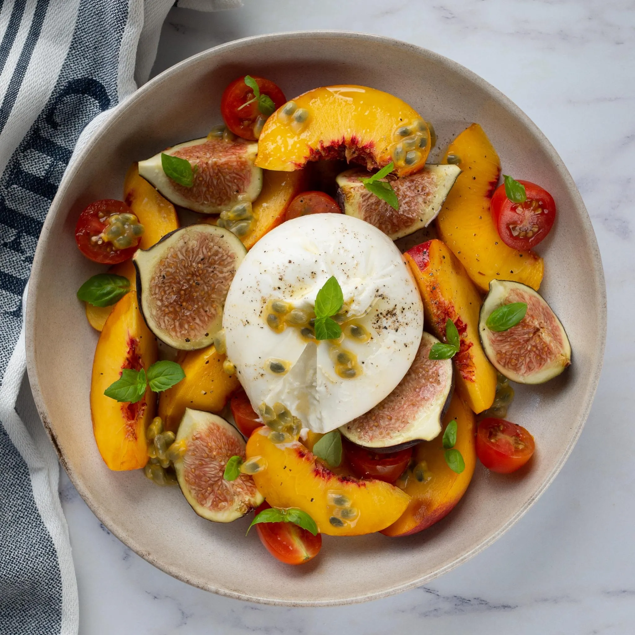 Quelques idées de salades sucrées-salées pour mettre du soleil dans son assiette - Mathilde Trocellier. Photos : Unsplash.
