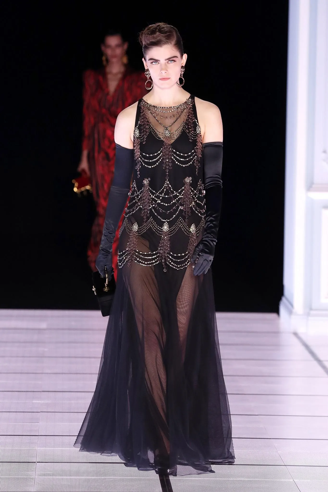 Le gant d’opéra, l'accessoire rétro qui fait son grand retour sur les podiums - Par Marie Honnay. Photos : Photonews.