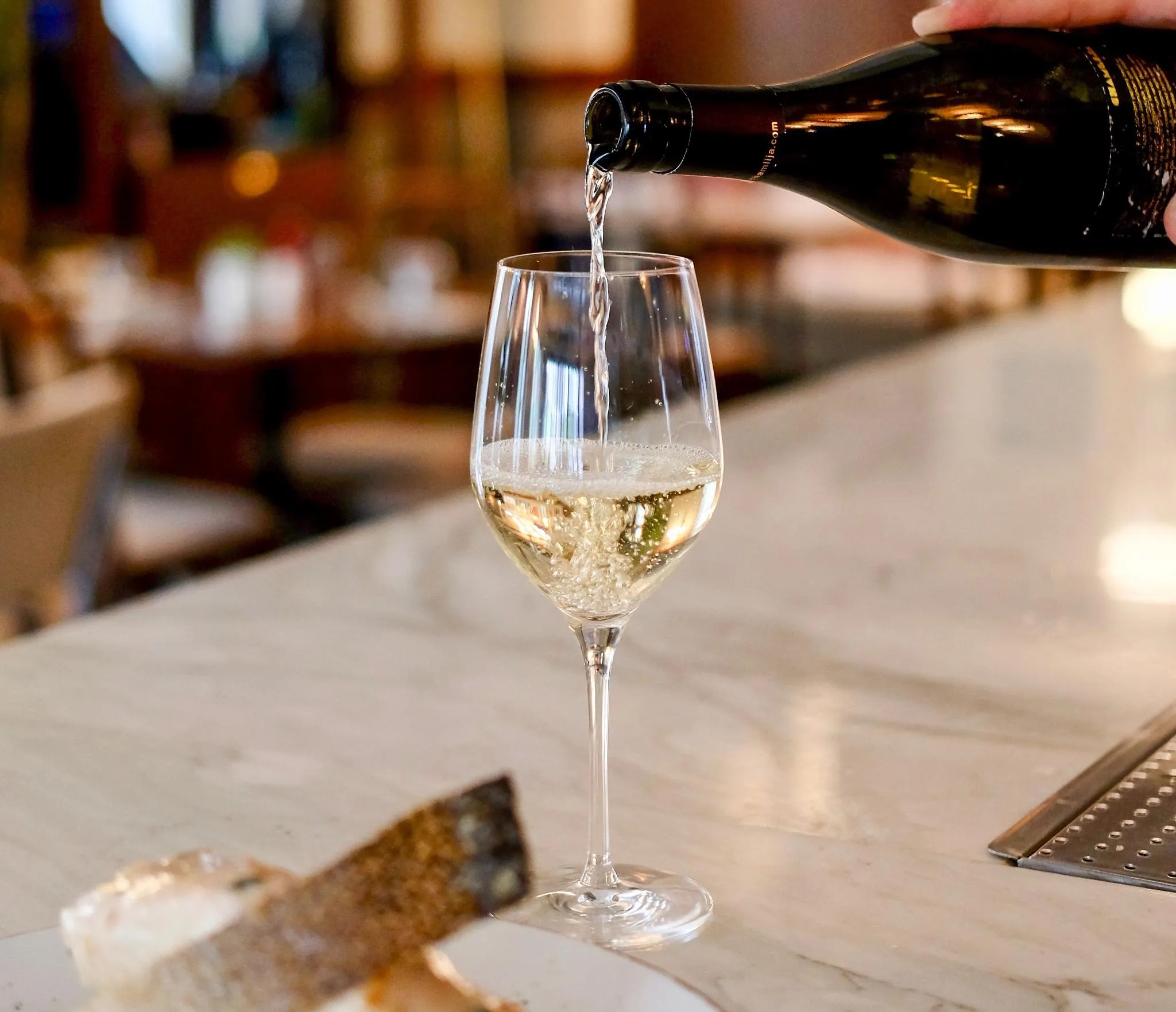 C'est quoi le vin « Orange », cette boisson que l'on va siroter tout l'été ? - Par Charles Piron. Photos : Louis Hansel On Unsplash.