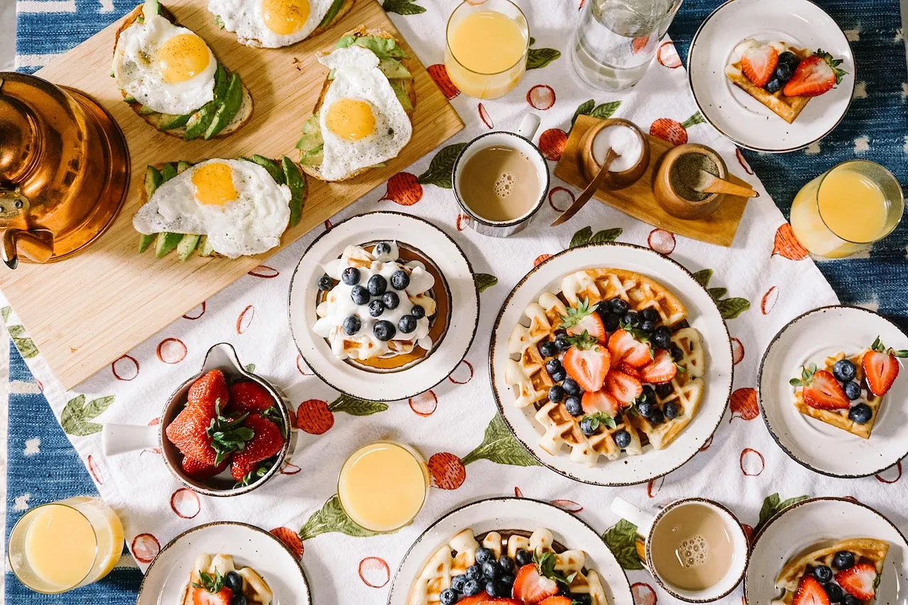 Le petit-déjeuner est-il vraiment le repas le plus important de la journée ? - Par Laura Swysen. Photos : Brooke Lark On Unsplash.