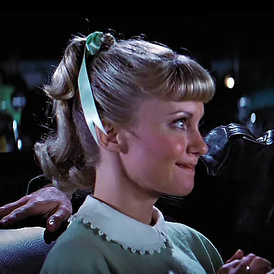 Les tenues iconiques de Olivia Newton-John dans Grease - Par Anissa Hezzaz. Photos : Youtube.