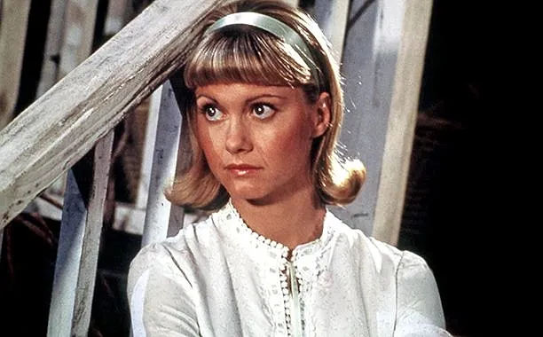 Les tenues iconiques de Olivia Newton-John dans Grease - Par Anissa Hezzaz. Photos : Youtube.