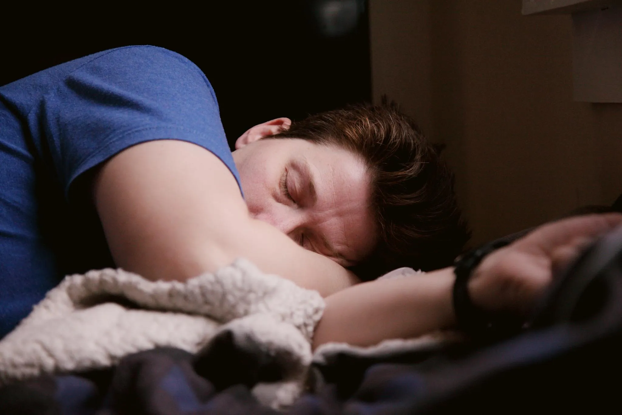 Six astuces pour mieux dormir la nuit - Par Younes Demeyer. Photo By Bruce Mars (Unsplash)
