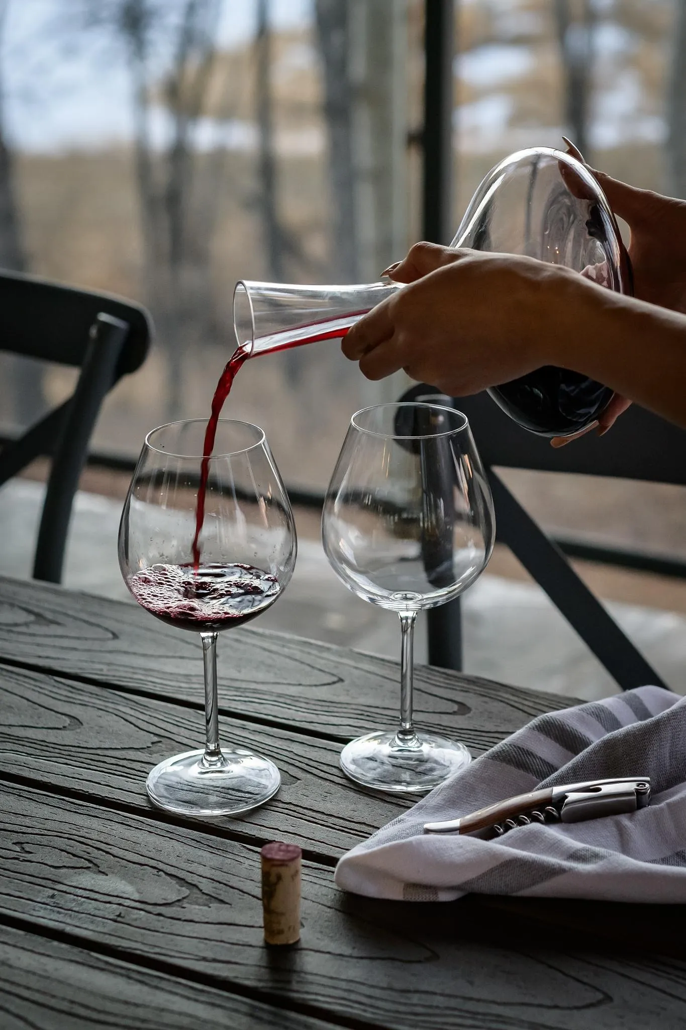 Les gestes à faire (et à ne pas faire) pour déguster le vin comme les pros - Par Laura Swysen, Photos Unsplash Et D.r