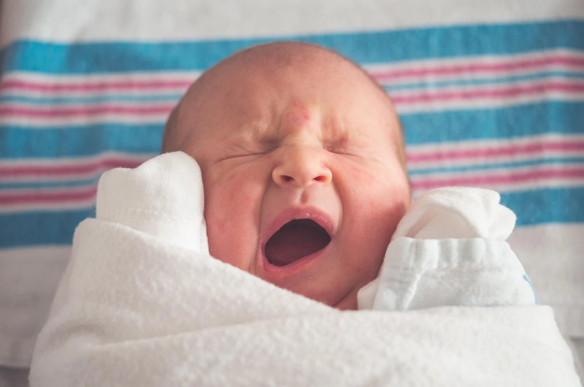 Une méthode scientifique permet de calmer les pleurs d'un bébé en cinq minutes - Par Camille Vernin, Photo : Unsplash / Hollie Santos