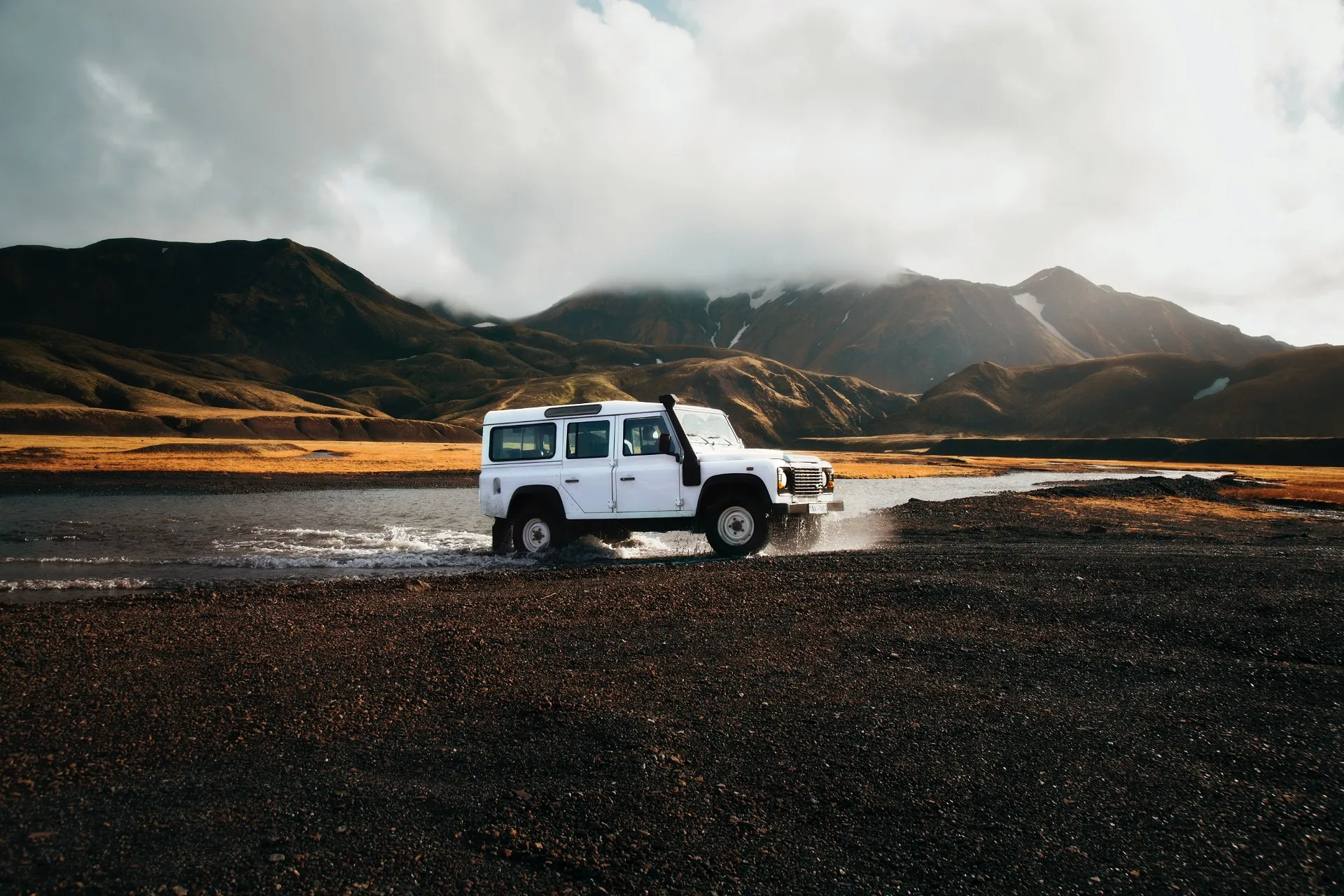 Des films et séries qui vont vous faire voyager - Par Younes Demeyer. Photo By Raimond Klavins - Jon Flobrant - Daniele Salutari - Francesco Ungaro - Annie Spratt - Priscilla Du Preez - Jorik Kleen On Unsplash.