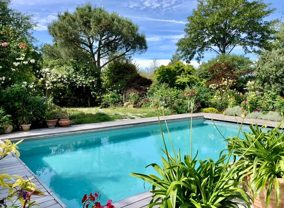 Cinq piscines à louer à la journée à proximité de Bruxelles - Par Anissa Hezzaz. Photo De Dim Hou Sur Unsplash