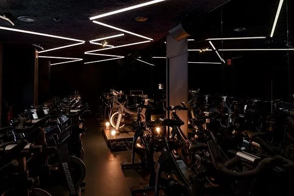 On a testé l'indoor cycling, l'activité sportive où l'on se défoule sur un vélo dans le noir quasi total - Par Roxane A / Photos D.r