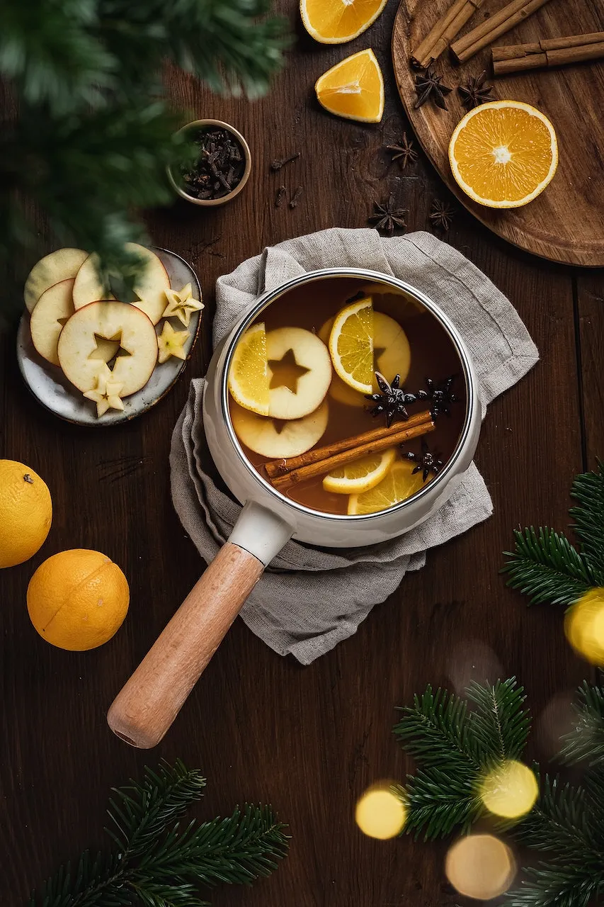 Cette boisson de Noël qui fait fureur outre-Manche remplace le vin chaud - Par Anissa Hezzaz.photo De Ross Sneddon Sur Unsplash