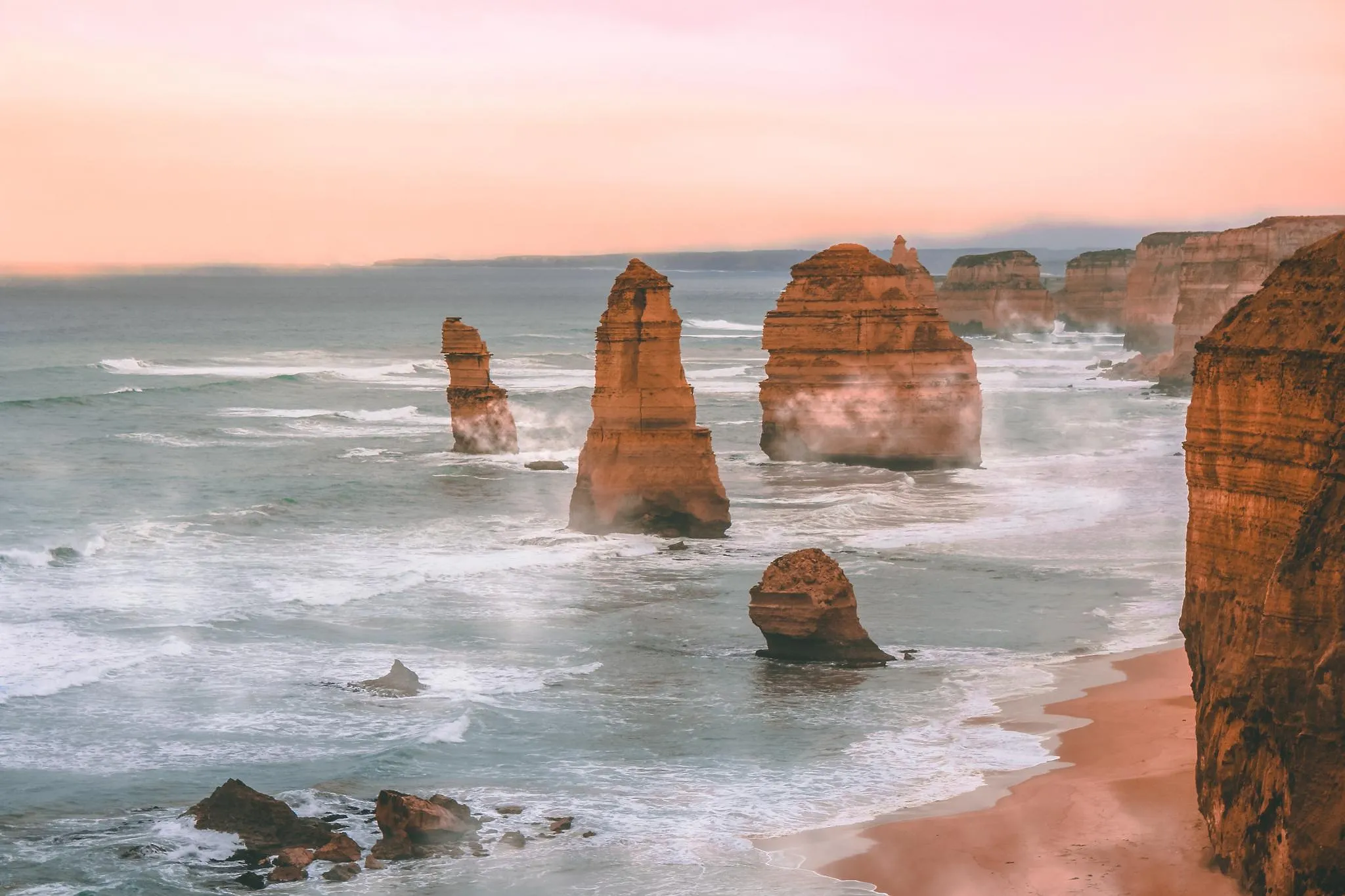 Cette route proche de chez nous est la Great Ocean Road d’Europe - Par Anissa Hezzaz Photos : William Justen On Unsplash.