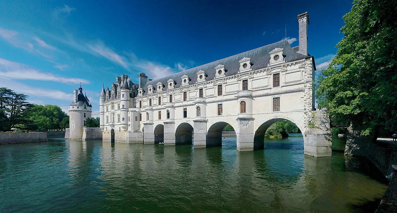 Les vrais châteaux derrière les films Disney - Par Charles Desthieux Photo : Getty Imqge | Disney | Wikipedia | Happy To Wander | Vicsnap