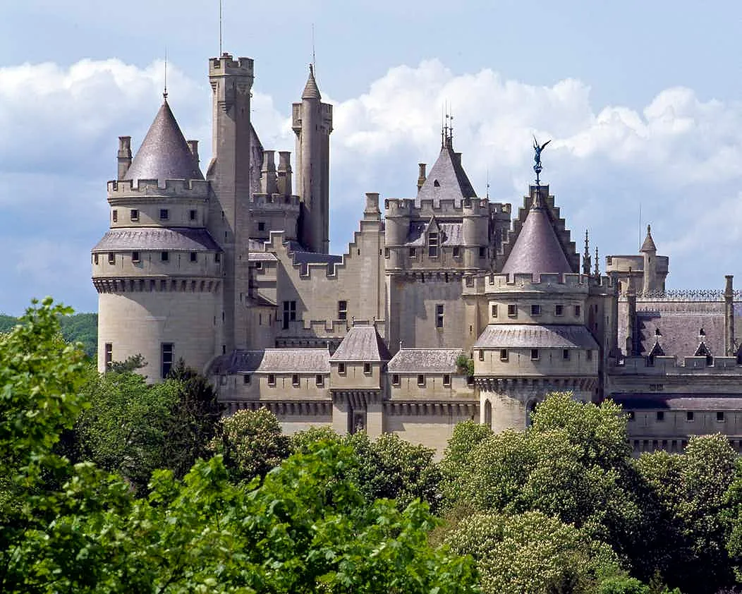 Les vrais châteaux derrière les films Disney - Par Charles Desthieux Photo : Getty Imqge | Disney | Wikipedia | Happy To Wander | Vicsnap