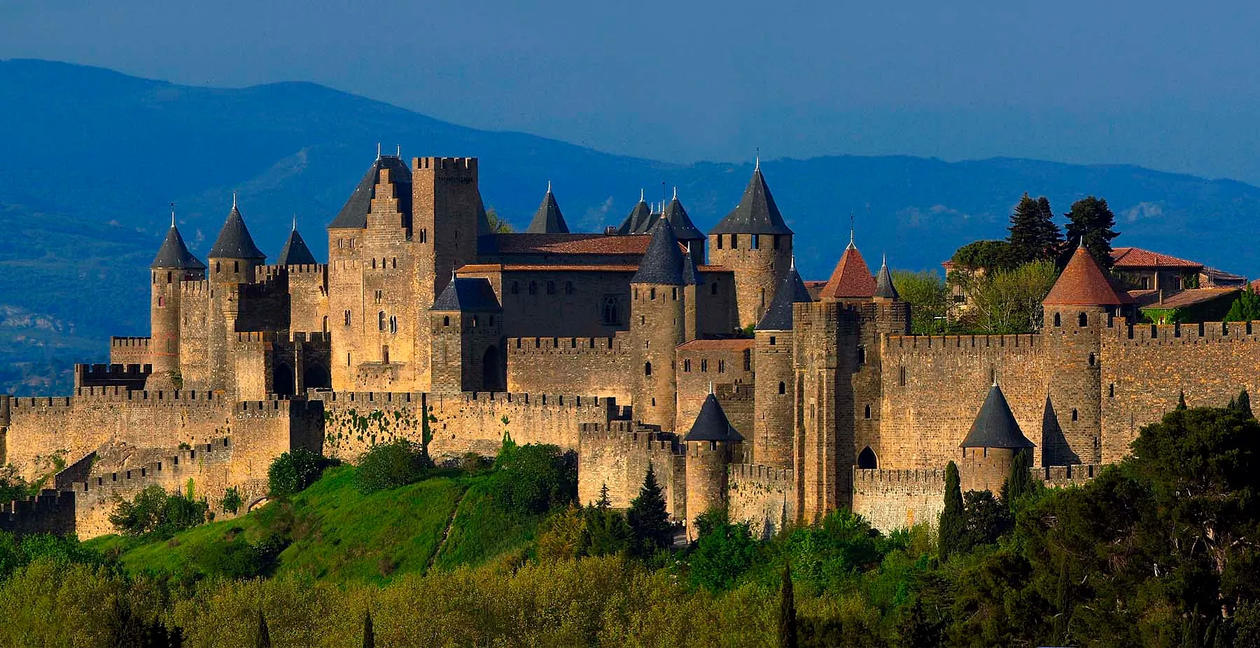 Les vrais châteaux derrière les films Disney - Par Charles Desthieux Photo : Getty Imqge | Disney | Wikipedia | Happy To Wander | Vicsnap