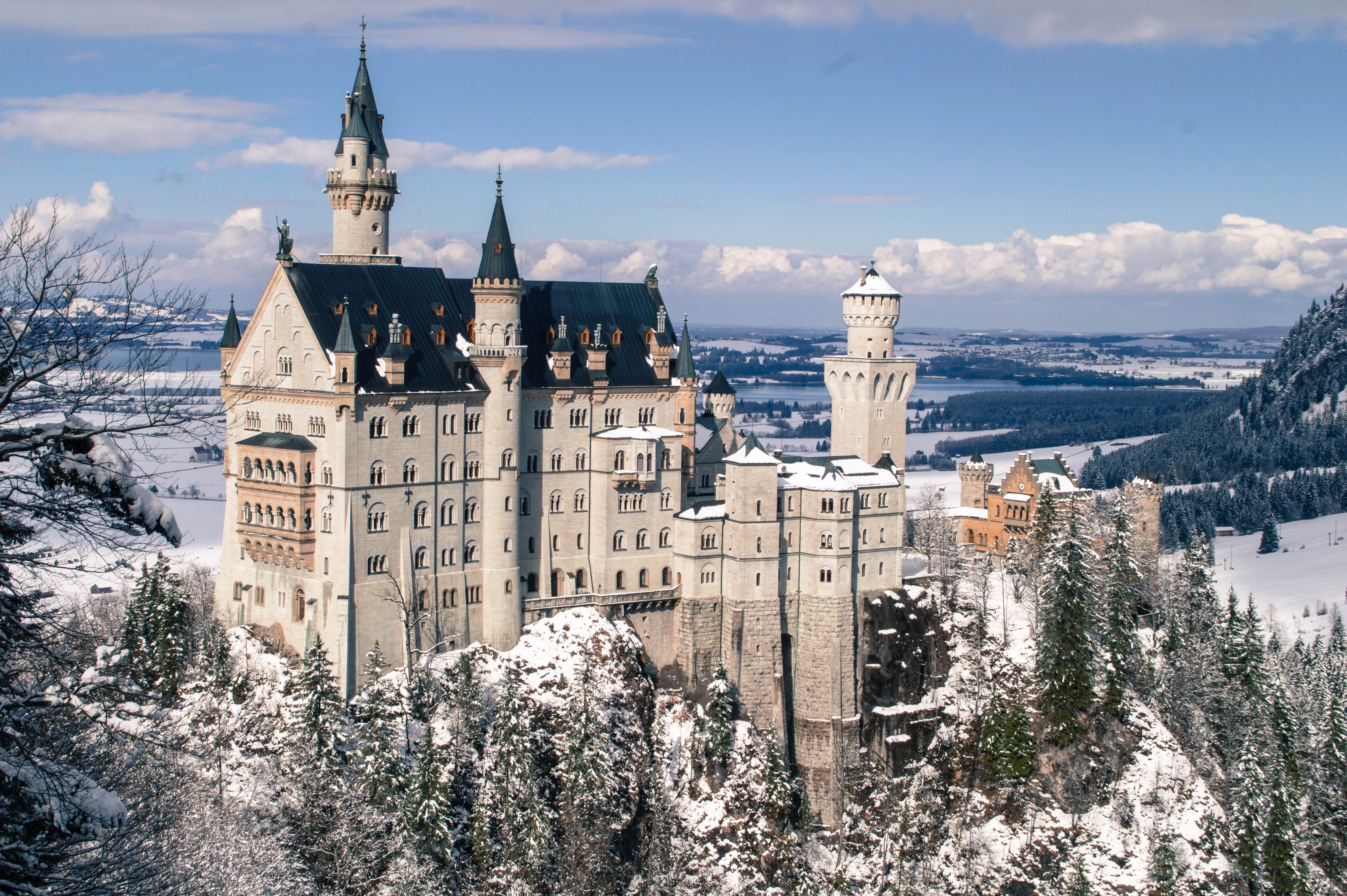 Les vrais châteaux derrière les films Disney - Par Charles Desthieux Photo : Getty Imqge | Disney | Wikipedia | Happy To Wander | Vicsnap