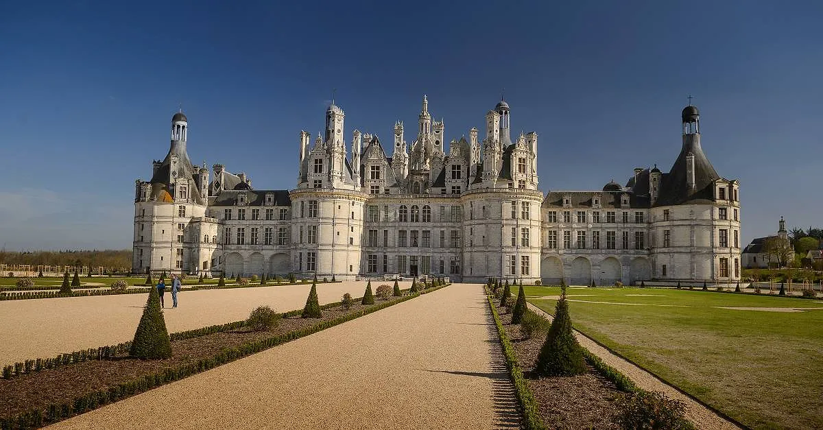 Les vrais châteaux derrière les films Disney - Par Charles Desthieux Photo : Getty Imqge | Disney | Wikipedia | Happy To Wander | Vicsnap