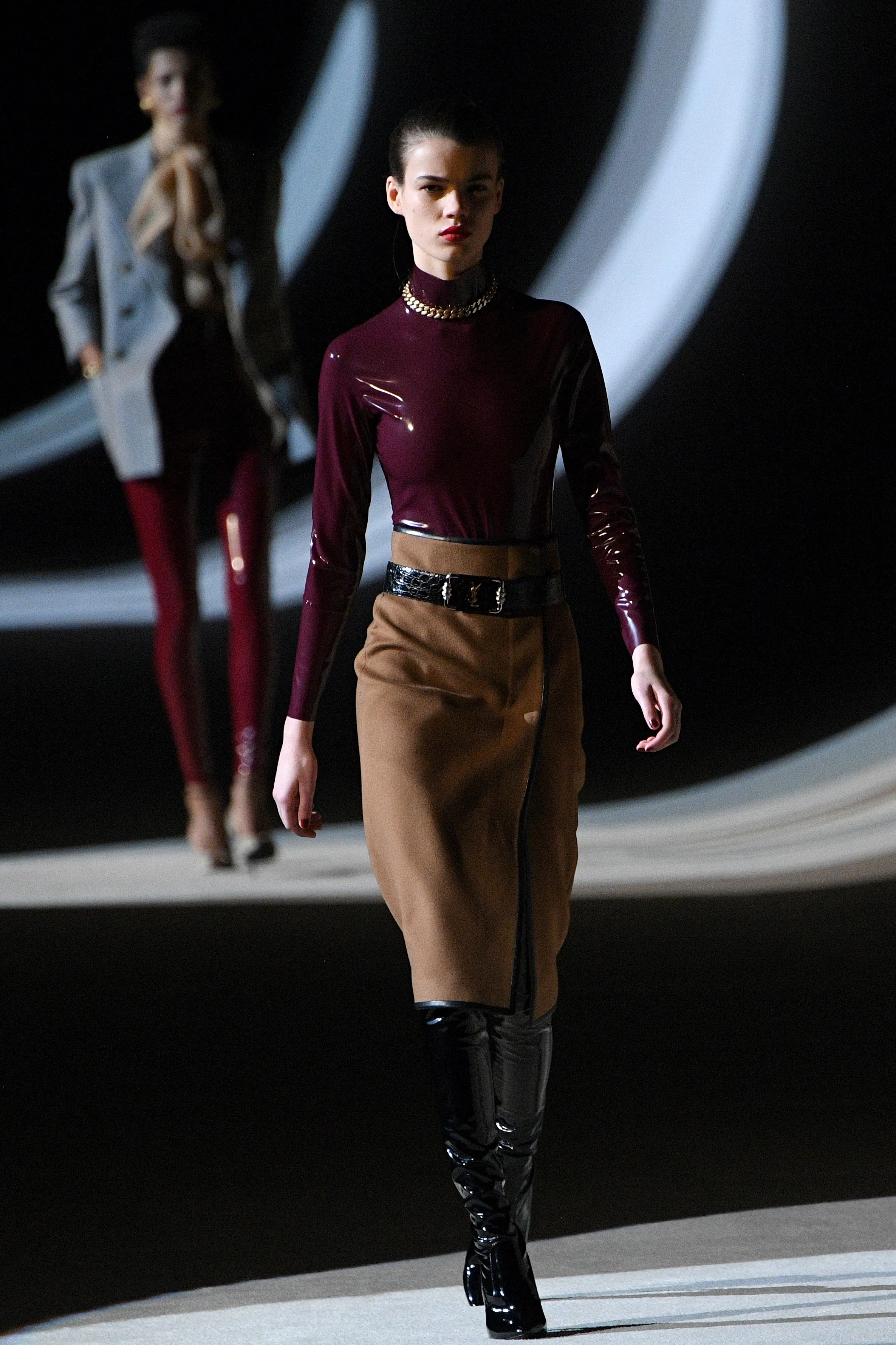 Fashion Week : le latex fait sensation au défilé Yves Saint Laurent - Par Jennifer Buisset. Photos : Belga