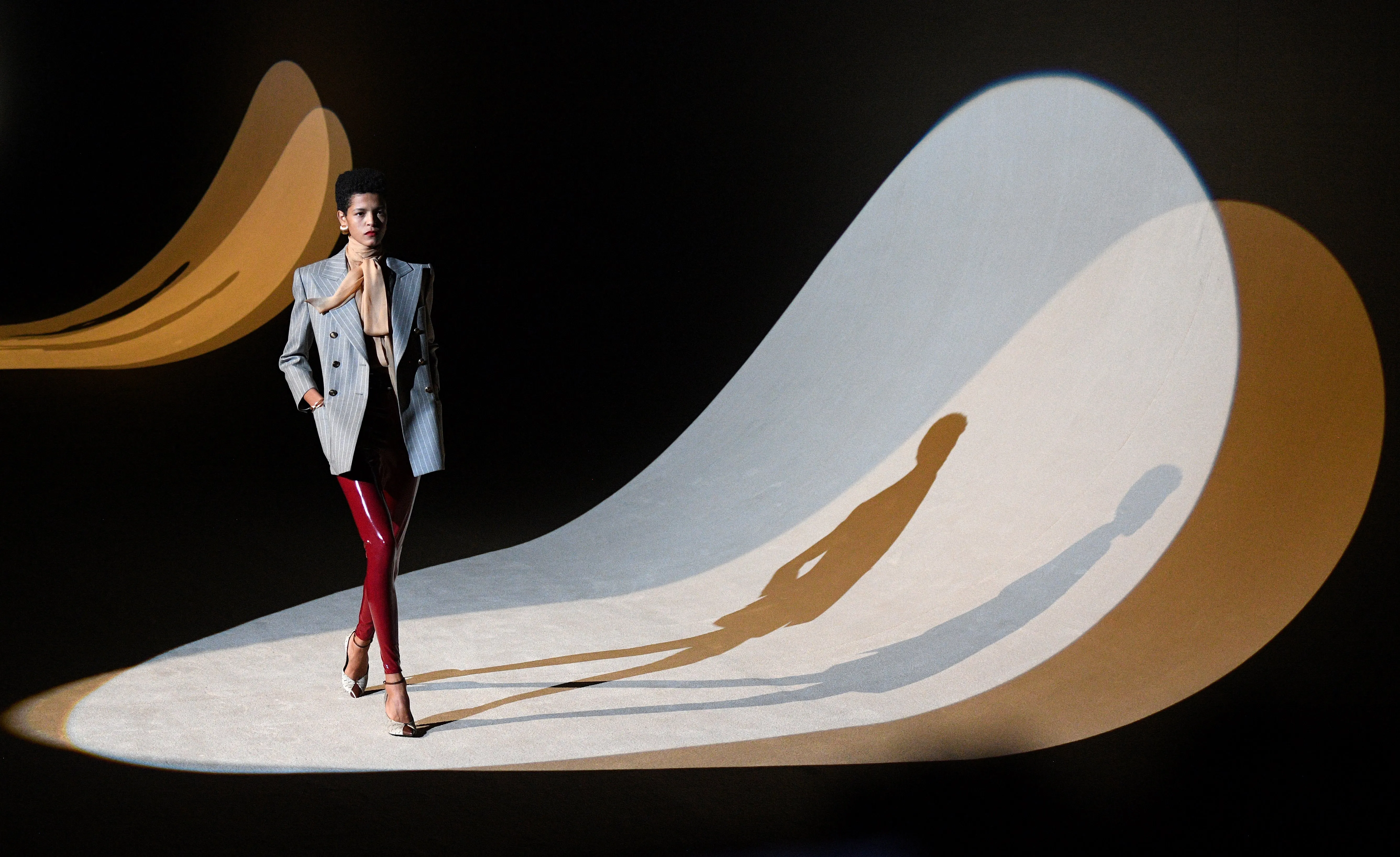 Fashion Week : le latex fait sensation au défilé Yves Saint Laurent - Par Jennifer Buisset. Photos : Belga