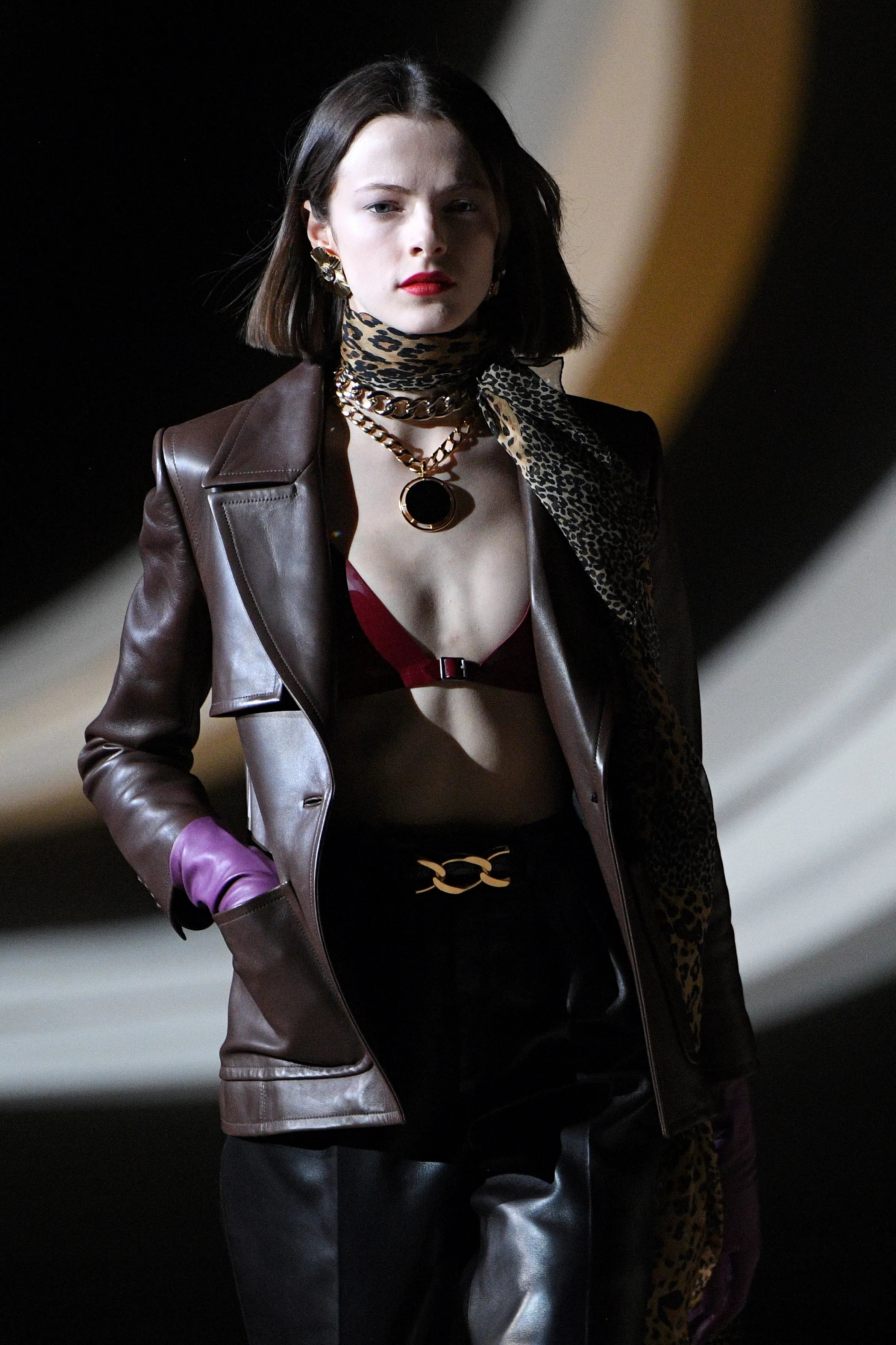 Fashion Week : le latex fait sensation au défilé Yves Saint Laurent - Par Jennifer Buisset. Photos : Belga
