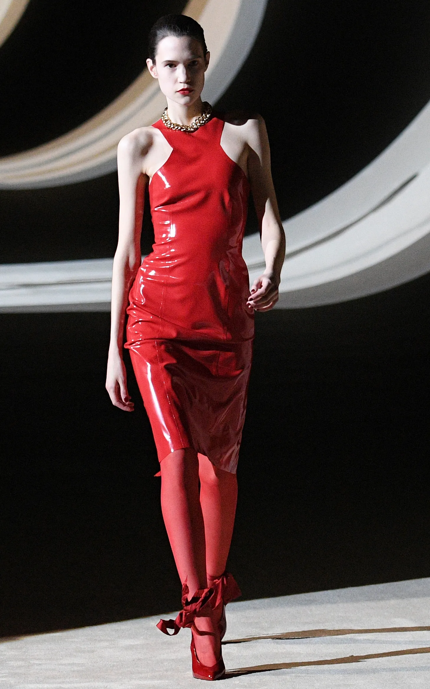 Fashion Week : le latex fait sensation au défilé Yves Saint Laurent - Par Jennifer Buisset. Photos : Belga
